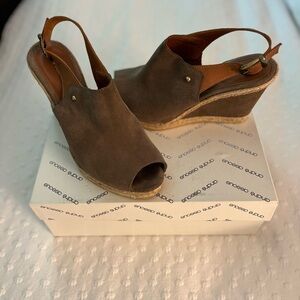 Andre Assous Valentinea size 8